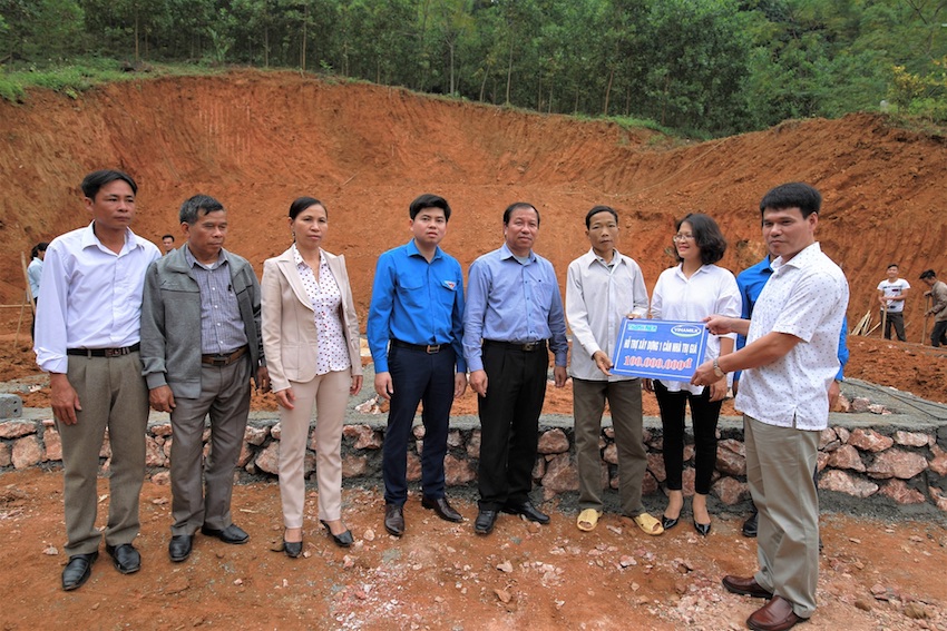Vinamilk[-]hỗ[-]trợ[-]3[-]tỷ[-]đồng[-]cho[-]người[-]dân[-]vùng[-]lũ[-]3[-]tỉnh[-]Yên[-]Bái,[-]Hòa[-]Bình[-]và[-]Thanh[-]Hóa[-]